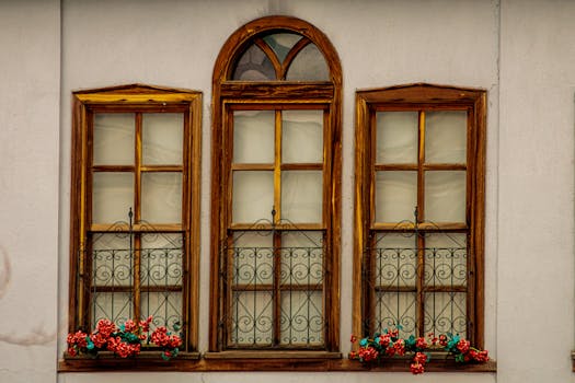 Wooden Windows: Choosing Between Traditional Charm & Modern Efficiency